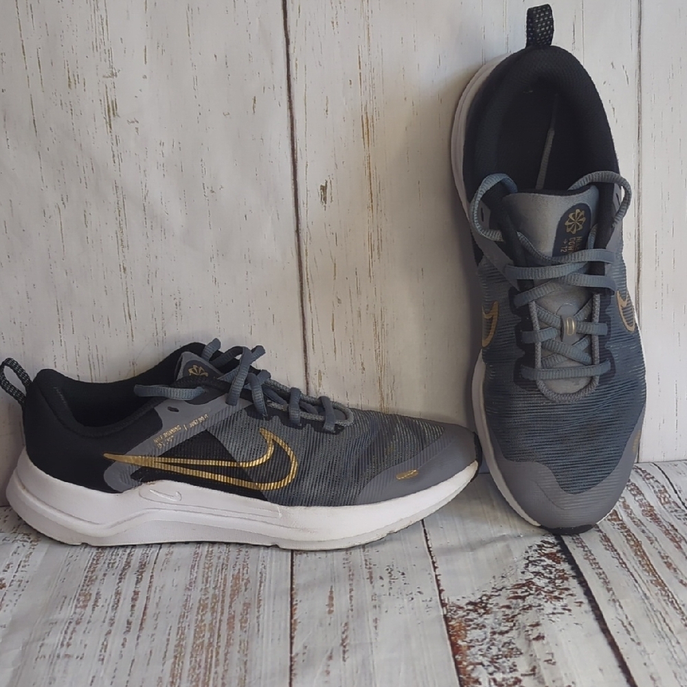 Nike Men's Gray and Gold Running Shoes